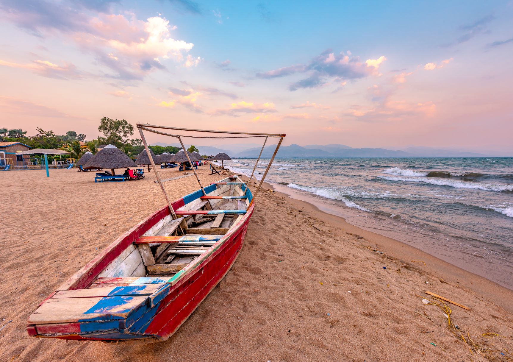 bateau de transport sur une plage du Burundi