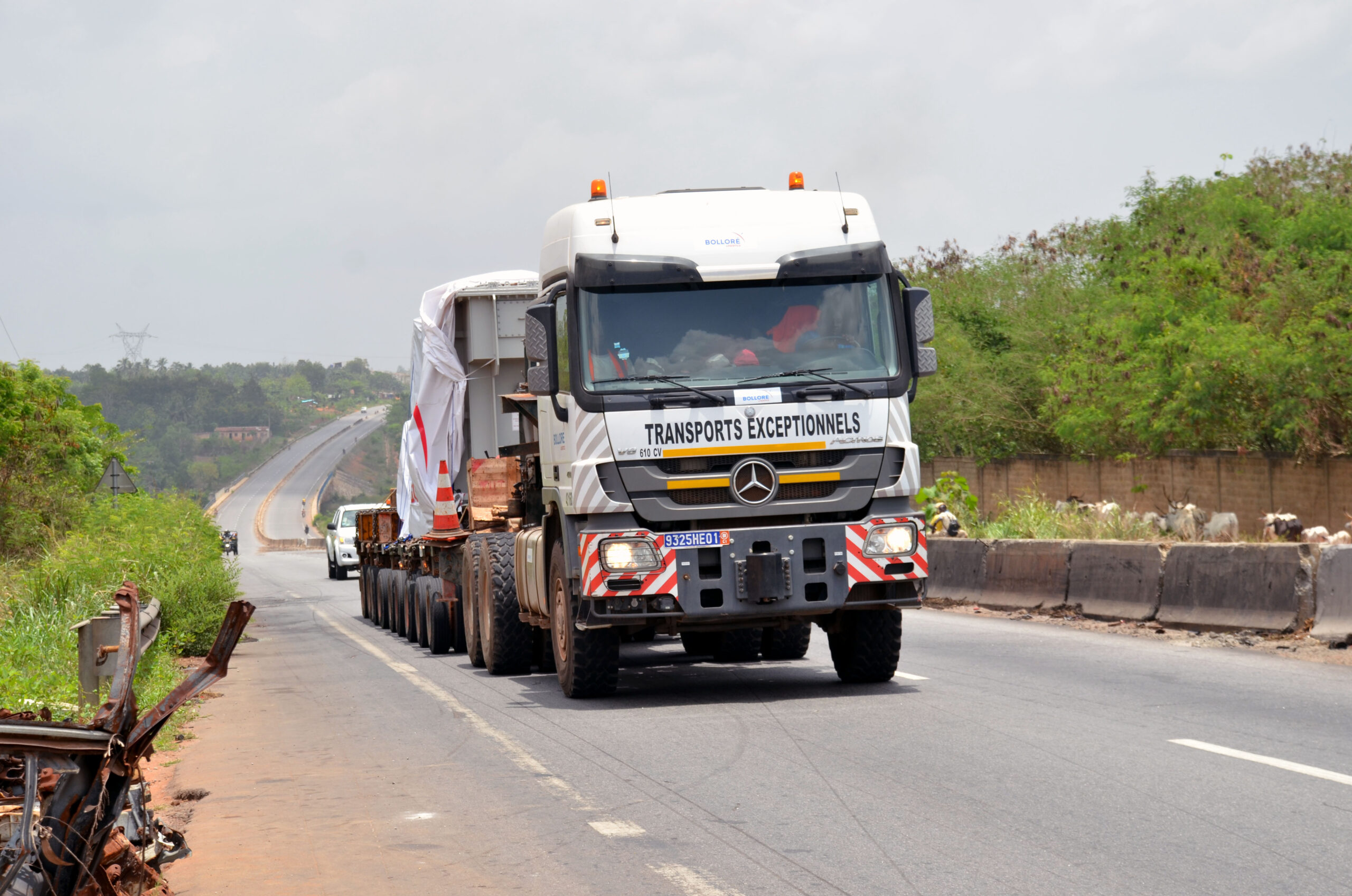 Camions de transport exceptionnel sur la route en Afrique