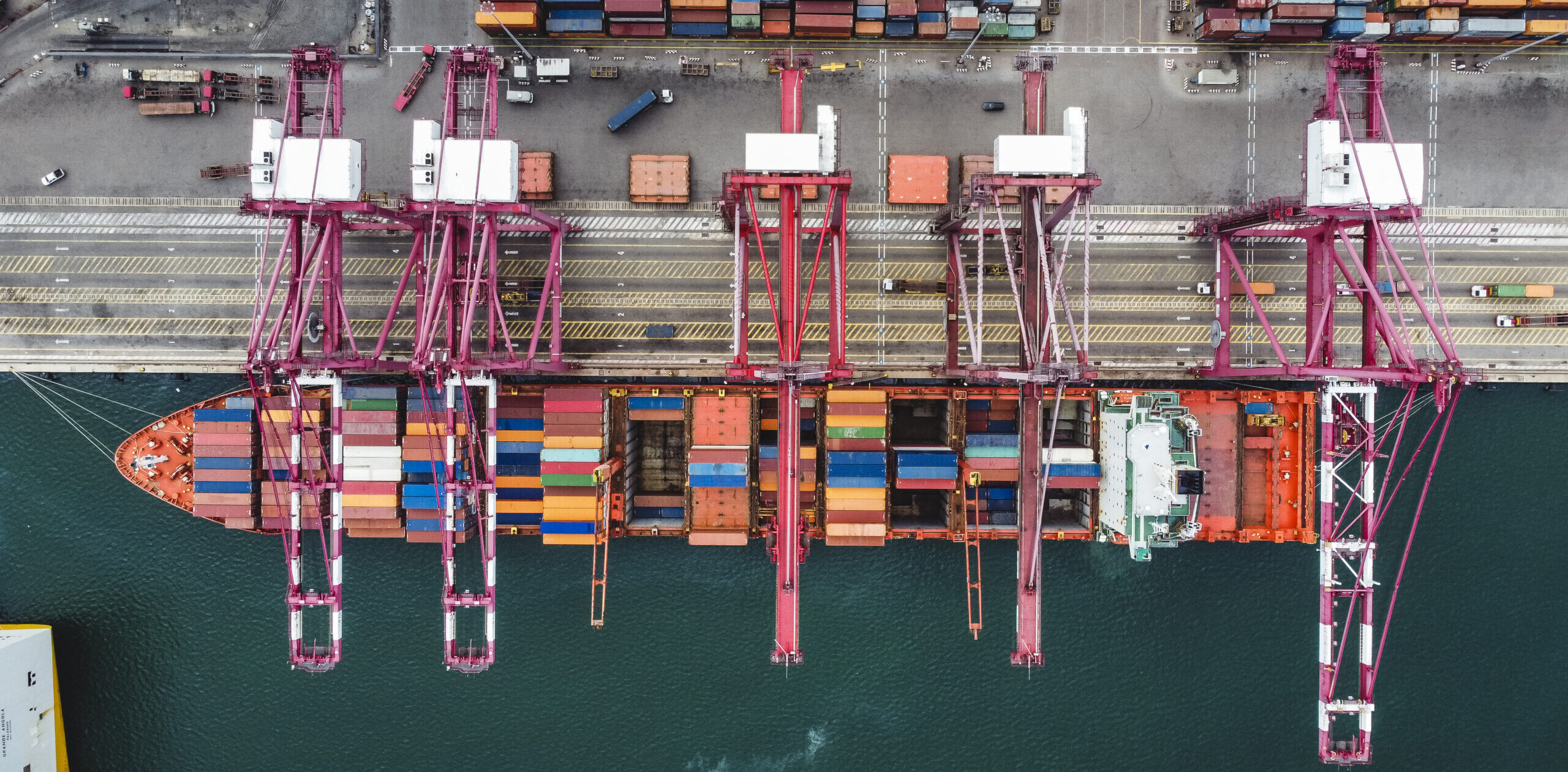 Vue aérienne d'un bateau porte conteneur amarré au port en attente de déchargement