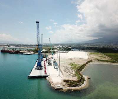 Grues d'un terminal de conteneurs sur le port d'Haïti