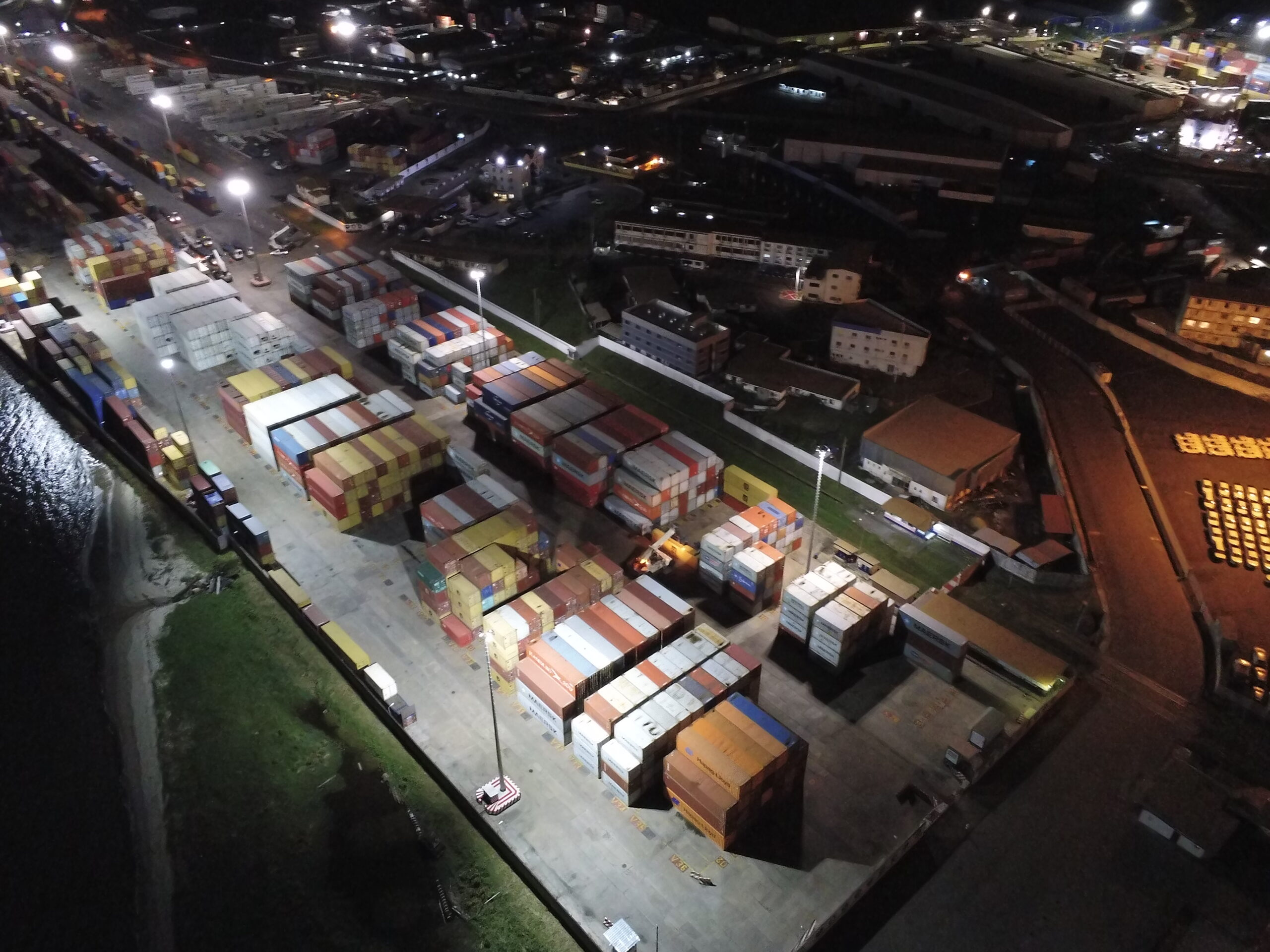 Vue aréienne du terminal maritime de containers d'Owendo en Afrique, vue de nuit