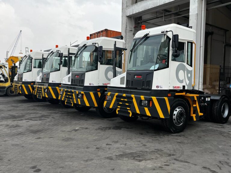 4 nouveaux tracteurs conteneurs neufs garés sur le ports de Kribi