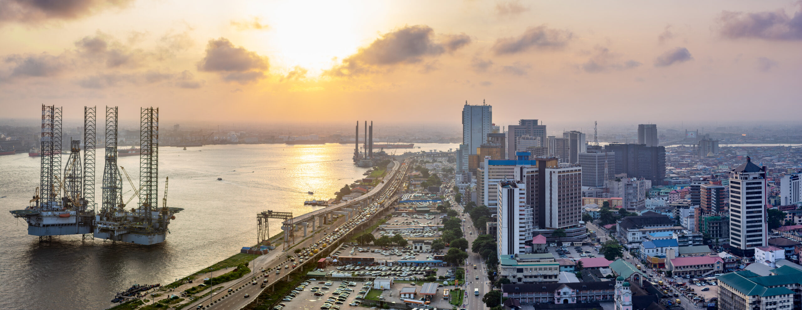 Infrastructures portuaires et vue sur la ville à Lagos Island au Niger