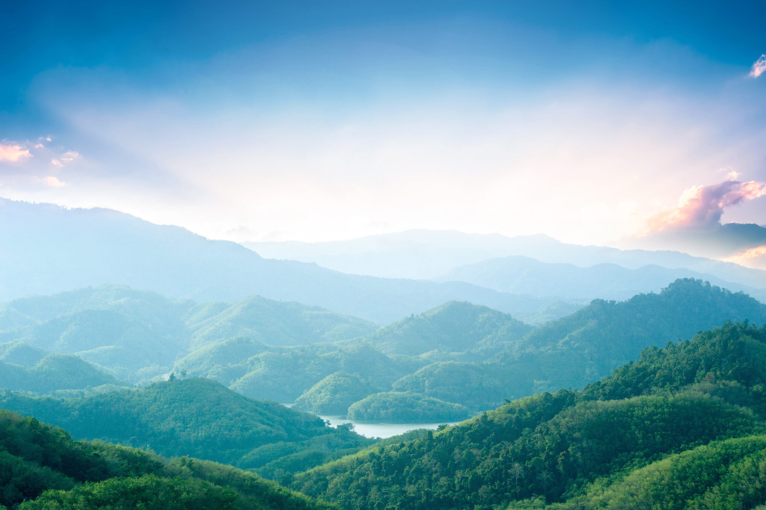 paysage vert africain avec des monts et montagnes