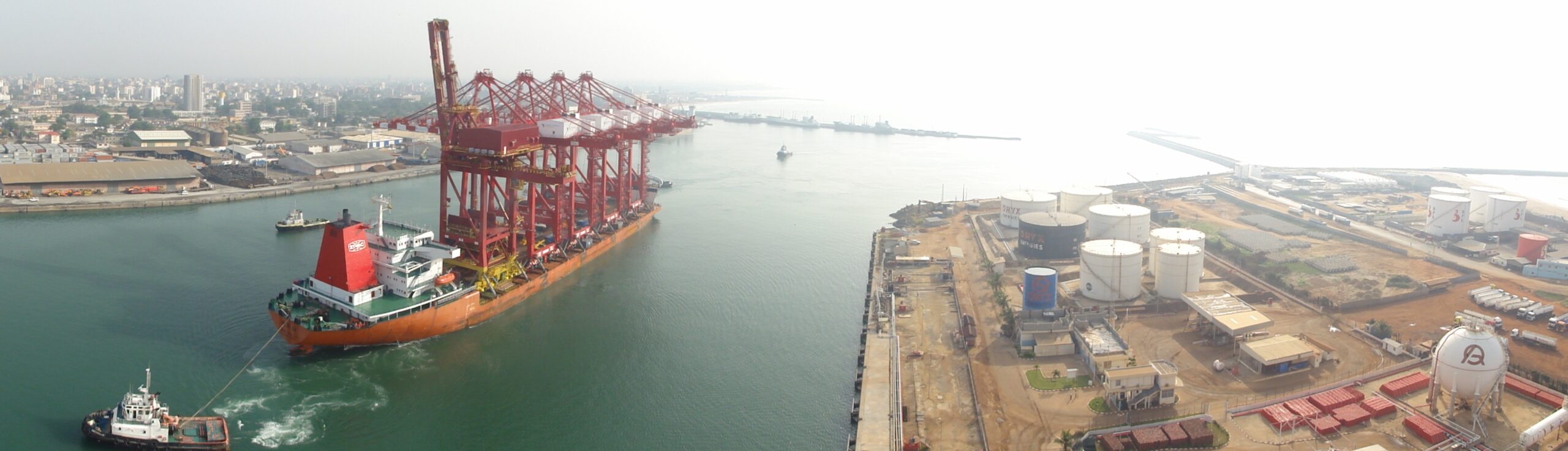 Vue aérienne en panorama d'un port, terminal de transport logistique au Bénin