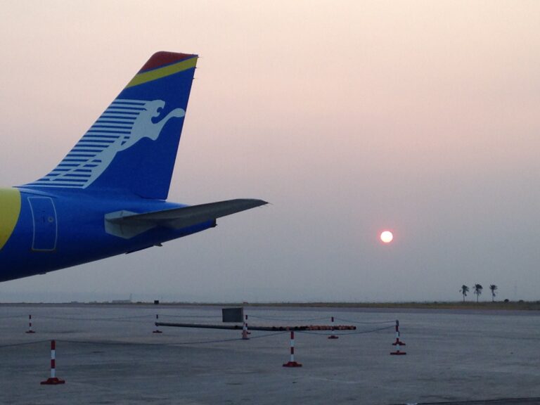 queue d'avion sur le tarmac au soleil couchant