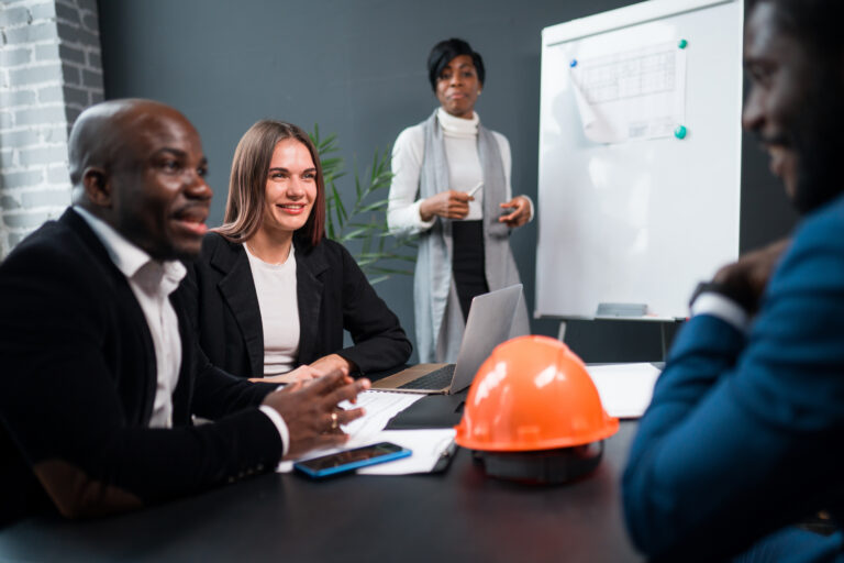 réunion de chantier logistique dans les bureaux