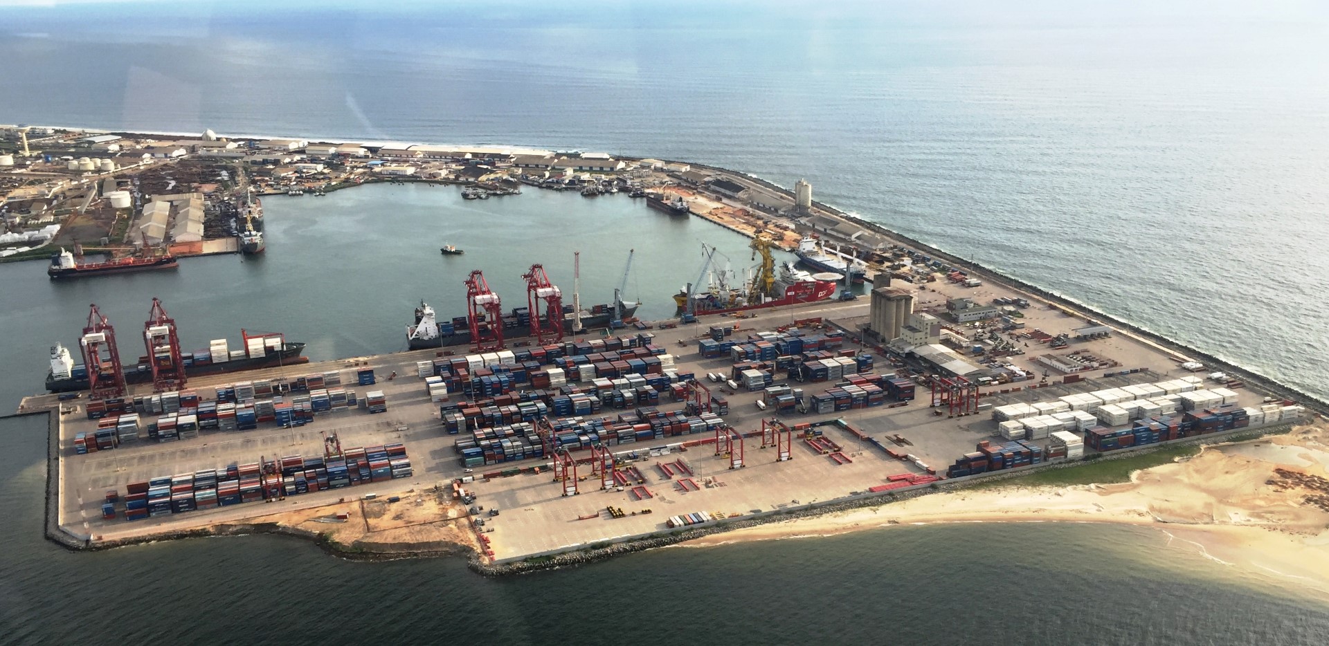 photo aérienne d'un terminal portuaire en Afrique