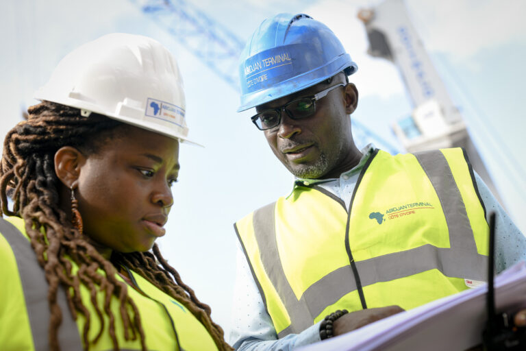 Deux employés portuaires en train d'échanger sur le terminal d'Abidjan