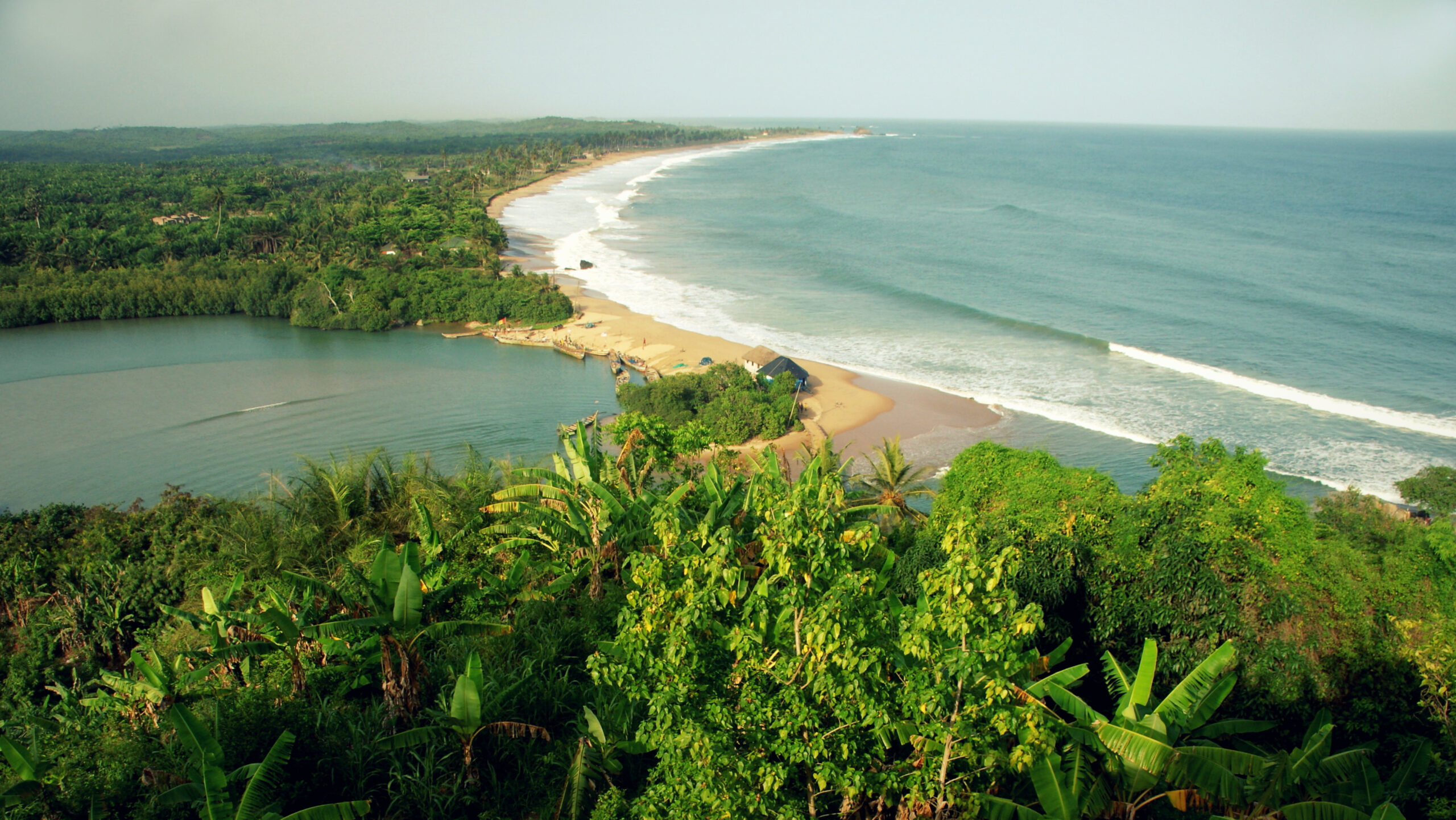 vue d'un transport sur fleuve et océan au Ghana