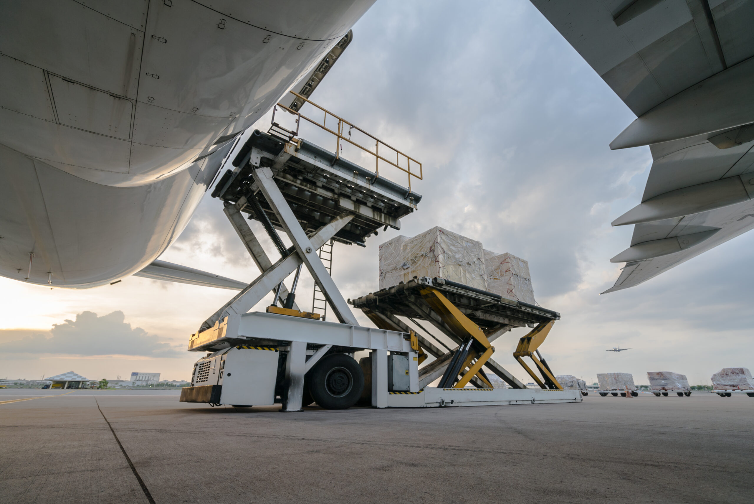 cabine de levage des marchandises en train de charger un avion sur terminal aérien en Afrique