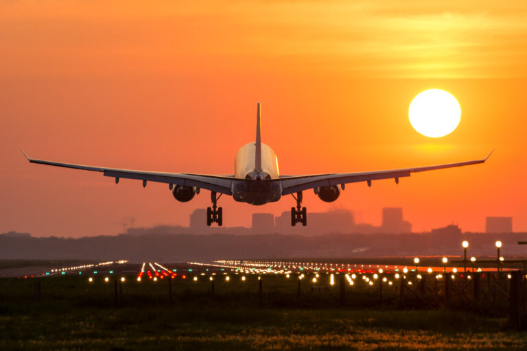 décollage d'un avion au soleil couchant