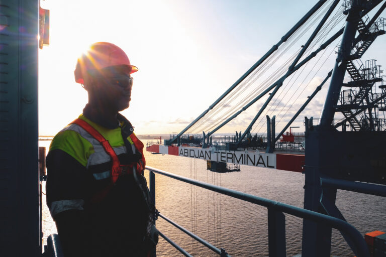 employé portuaire sur un porte conteneur au terminal maritime d'Abidjan