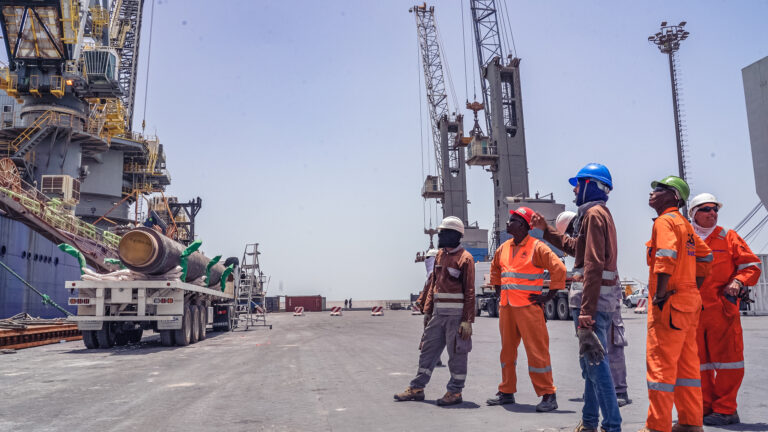 briefing de sécurité d'une équipe d'employés portuaire sur un terminal maritime