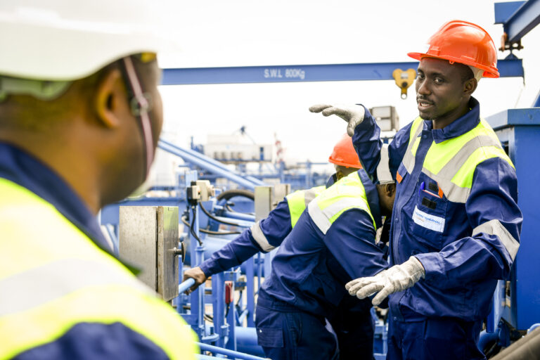 explications d'un employé portuaire à son collègue sur un terminal maritime