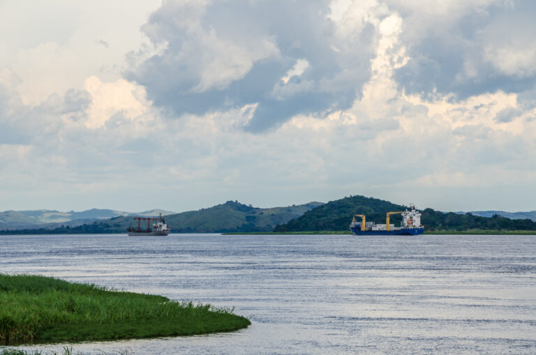 Navires de transport le long d'un fleuve en Afrique