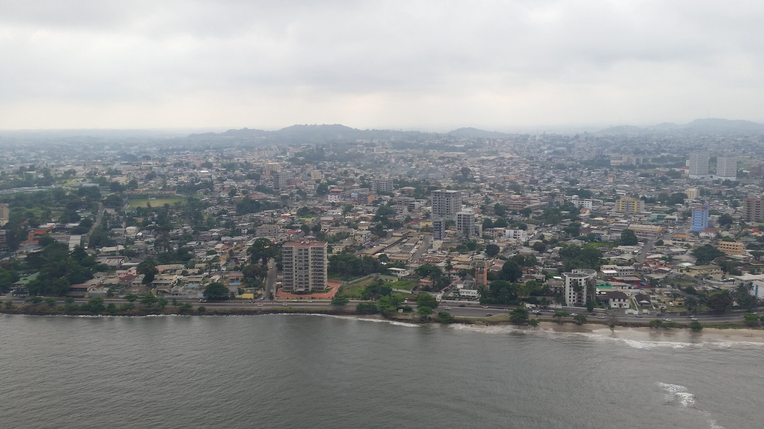 Libreville au Gabon vue aérienne avec la ville et la mer