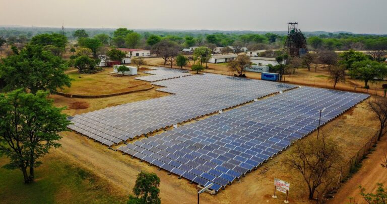 vue aérienne d'une ferme de panneaux photovoltaïques en Afrique