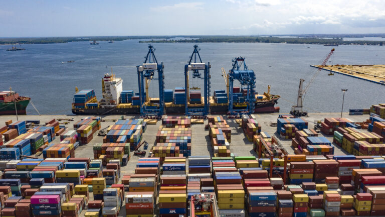 vue de drone d'un terminal à conteneurs en Afrique