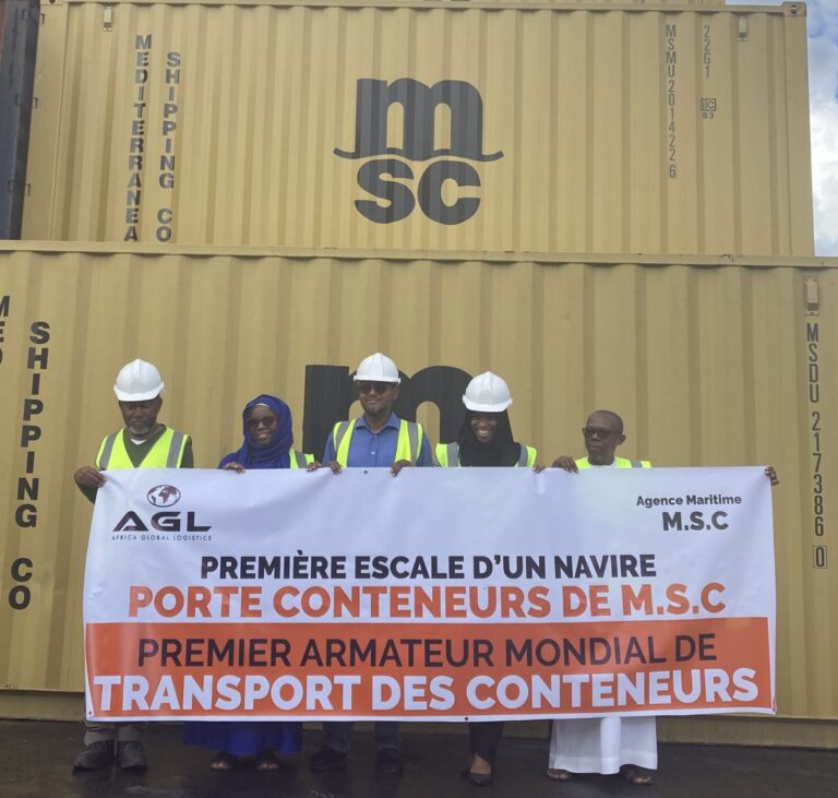 Photo en mémoire de la première escale d'un porte conteneur MSC à Moroni