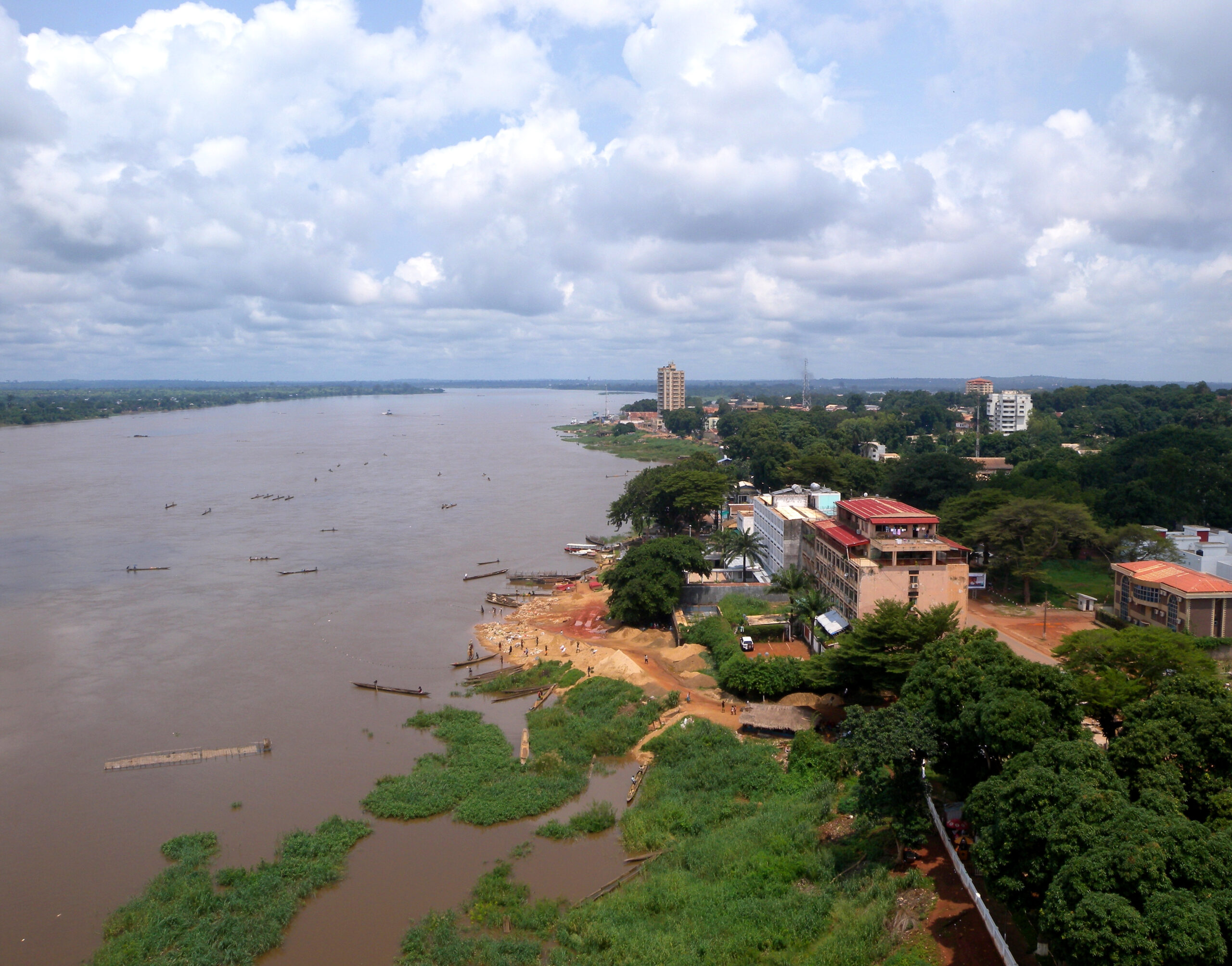 Fleuve et pirogues en République Centre Africaine