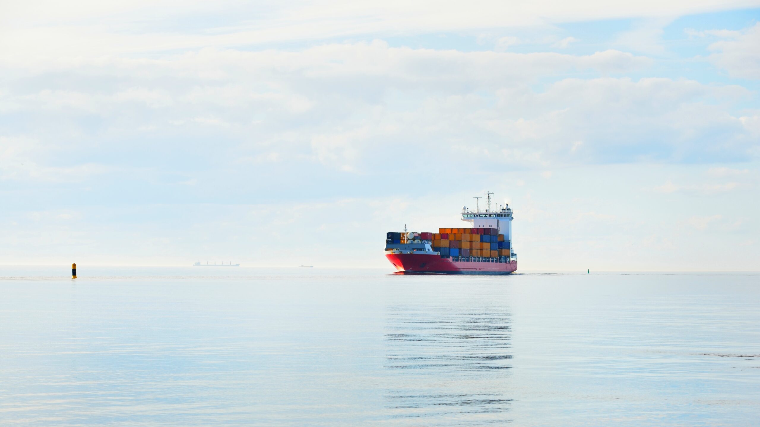 Vue d'un porte container chargé en approche des côtes