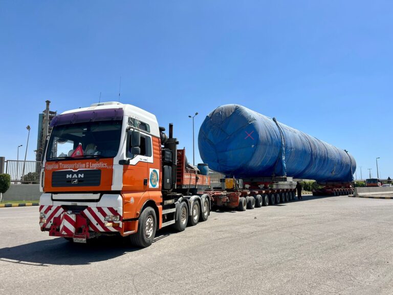 Camion d'AGL Egypte qui transporte une cargaison volumineuse sur le site d'un client