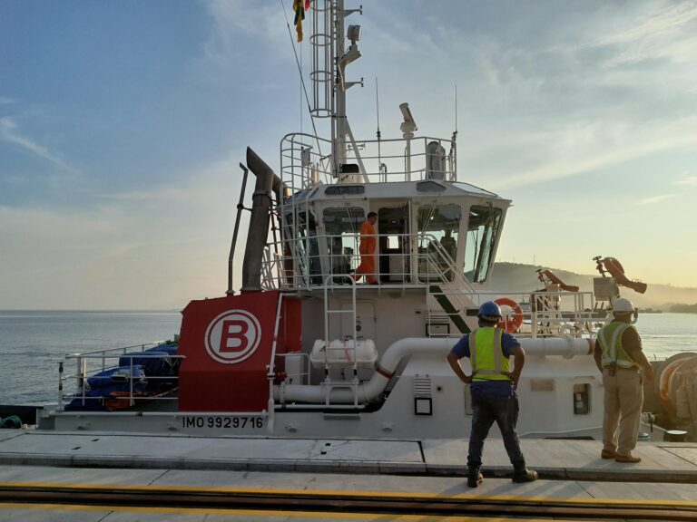 Bateau Boluda à quai avec employés