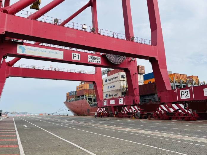 Grues et conteneurs au terminal de Freetown