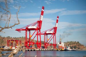 Photo des grues conteneurs au port d'AGL au Timor