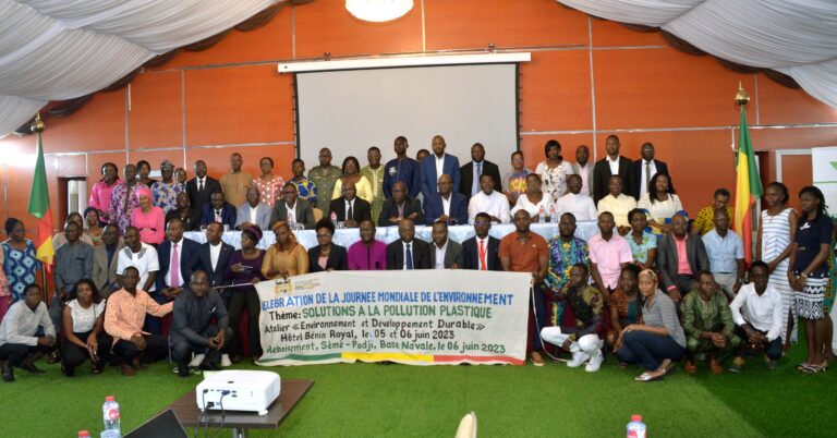 Photo de groupe du terminal Bénin et d'AGL Bénin réalisée à l'occasion de la journée mondiale de l'environnement