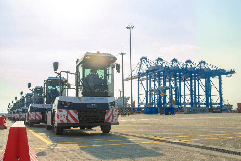 Tracteurs porte conteneurs garés sur le terminal maritime d'Abidjan