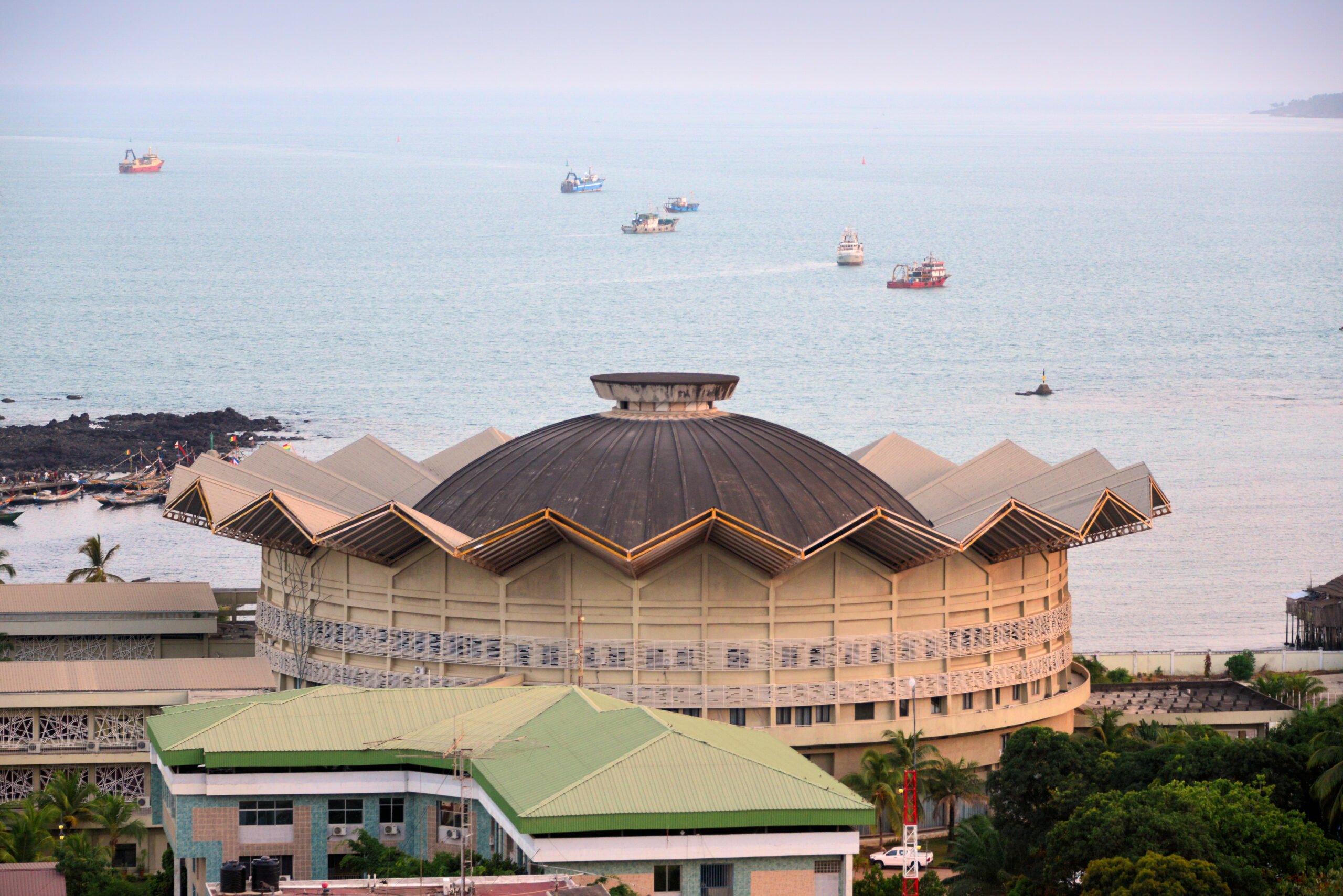 Palace Mohammed V en Guinée avec les bateaux sur la mer en arrière plan