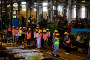 Photo de la délégation des Parlementaires en visite dans les ateliers de Camrail