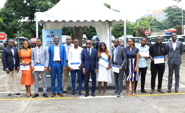 Photo de groupe à l'occasion du programme "transit school" d'AGL