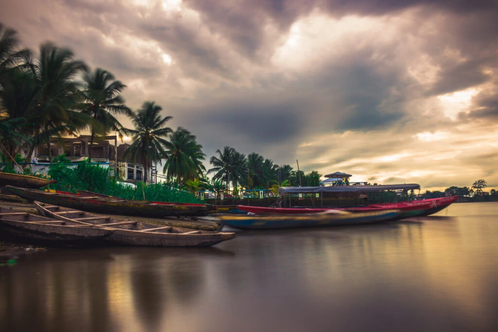 Barques stationnées sur le fleuve au Cameroun