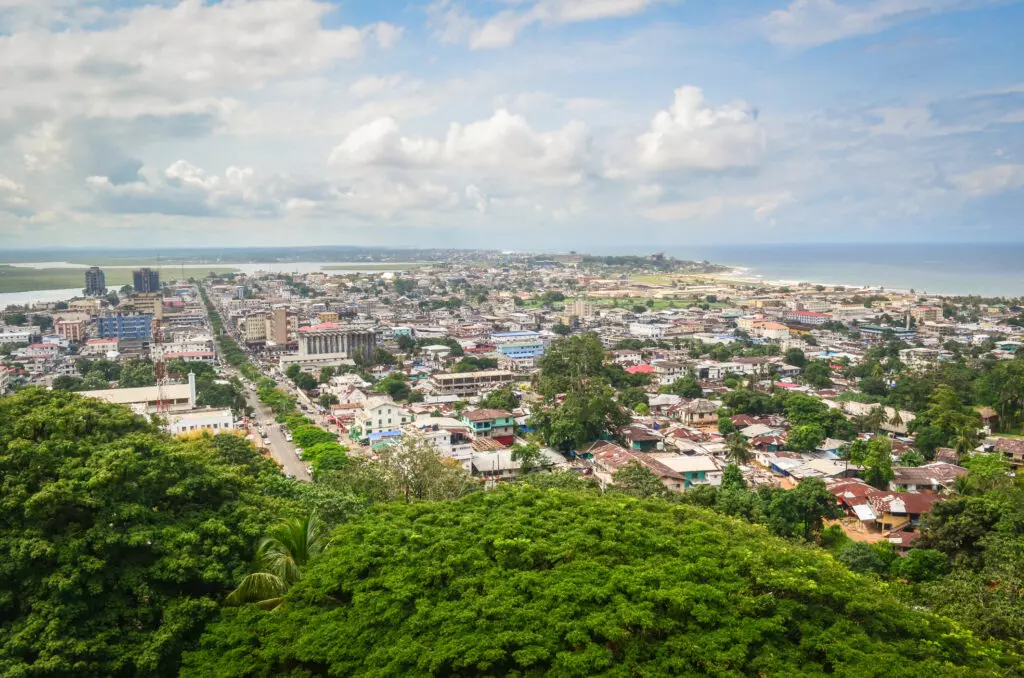 Photo de la ville et de la mer au Libéria
