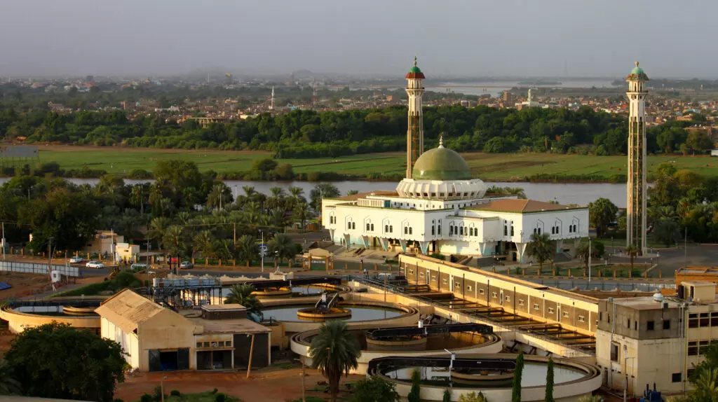 Mosquée Al-Mogran au Soudan avec le fleuve en arrière plan