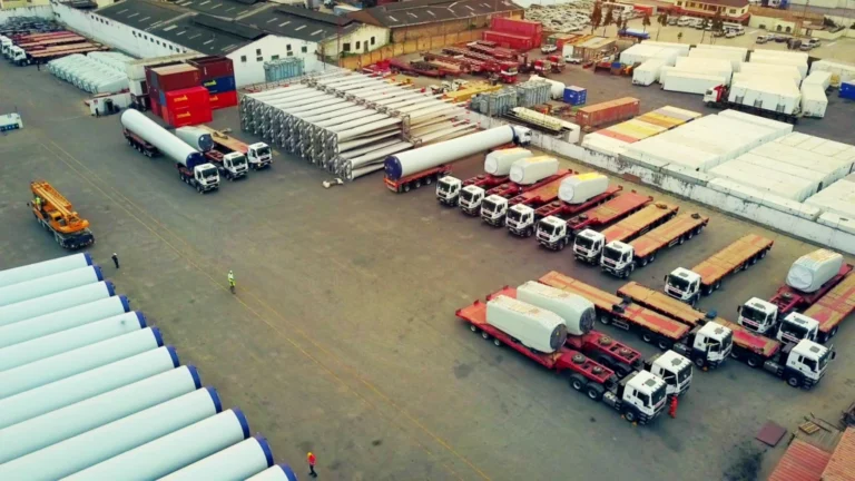 Vue aérienne de camion en attente de départ pour un convoi exceptionnel